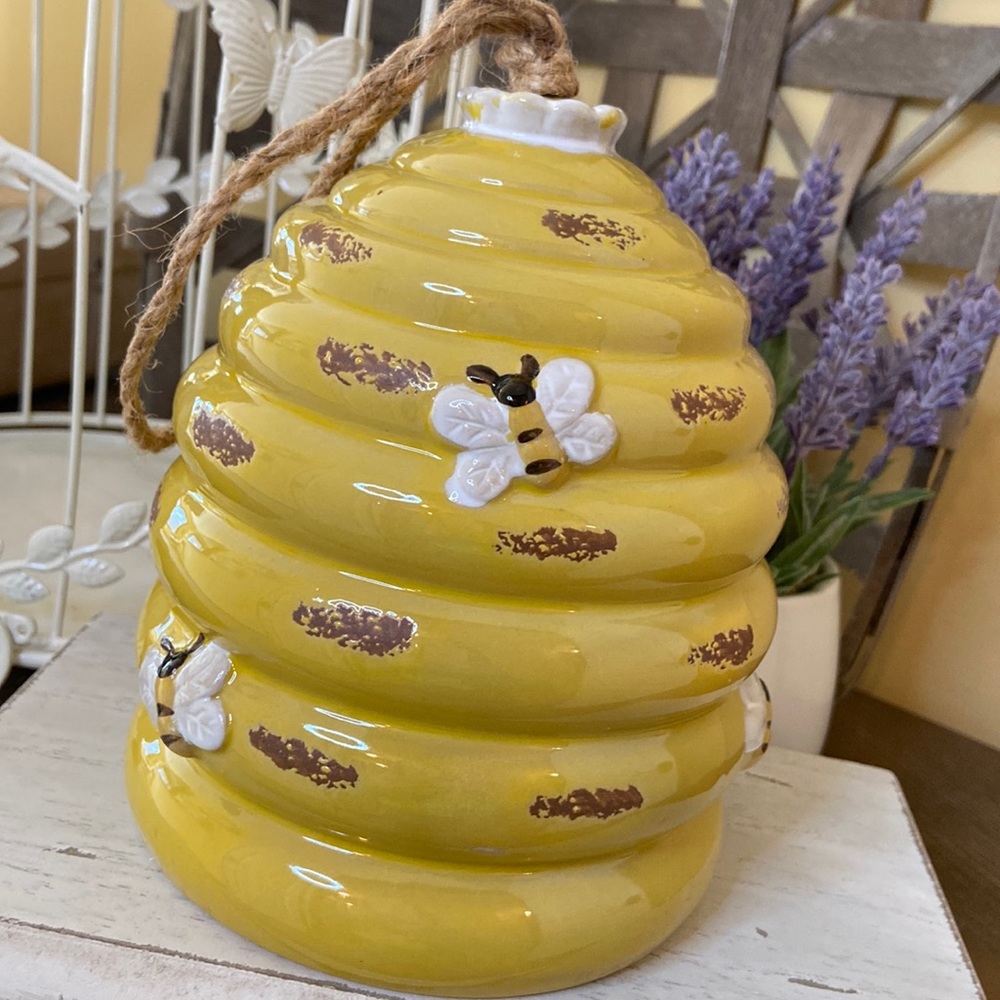 NEW! Cottage Farmhouse Distressed Bumblebee Queen Bee Beehive Ceramic Birdhouse - Picture 7 of 9